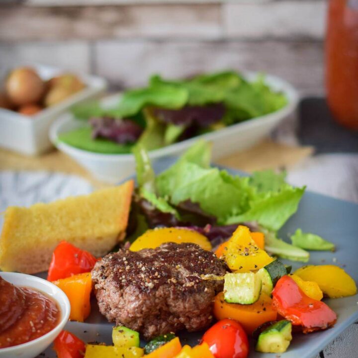 Low Carb Burger Patties mit buntem Ofengemüse