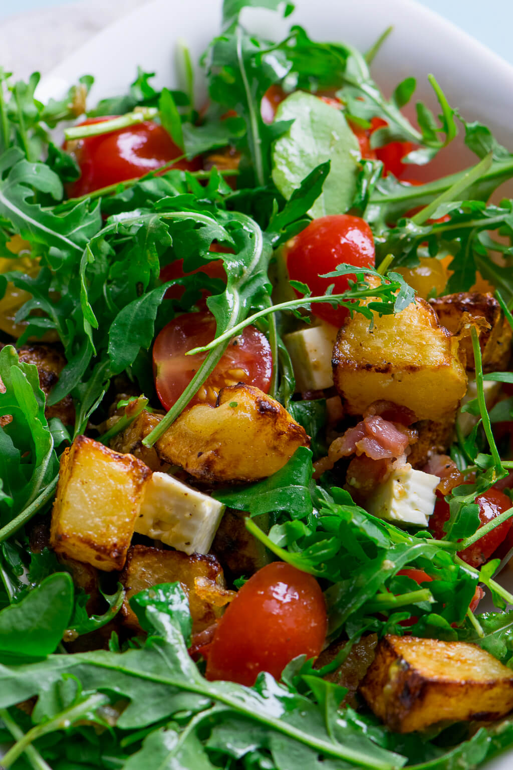 Lauwarmer Honig Senf Röstkartoffel Salat mit Rucola und Speck Einfach