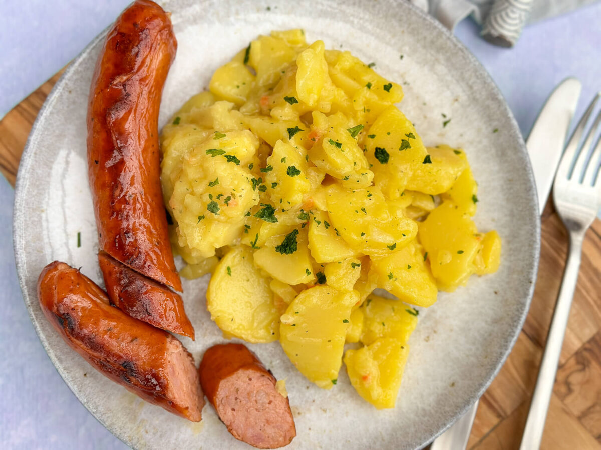 Schwäbischer Kartoffelsalat mit Brühe und Senf