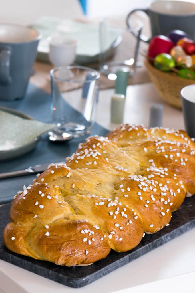 Hefezopf zum Frühstück völlig stressfrei - so backst du den perfekten Hefezopf.