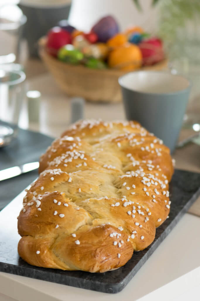 Für ein perfektes Osterfrühstück - selbst gebackener Hefezopf. Bereite den Hefeteig am besten am Vorabend vor.