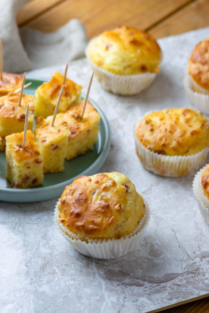 Käse Schinken Muffins - Du kannst den Teig in Muffinformen geben oder auch in einer rechteckigen Form bzw auf einem hohen Backblech backen