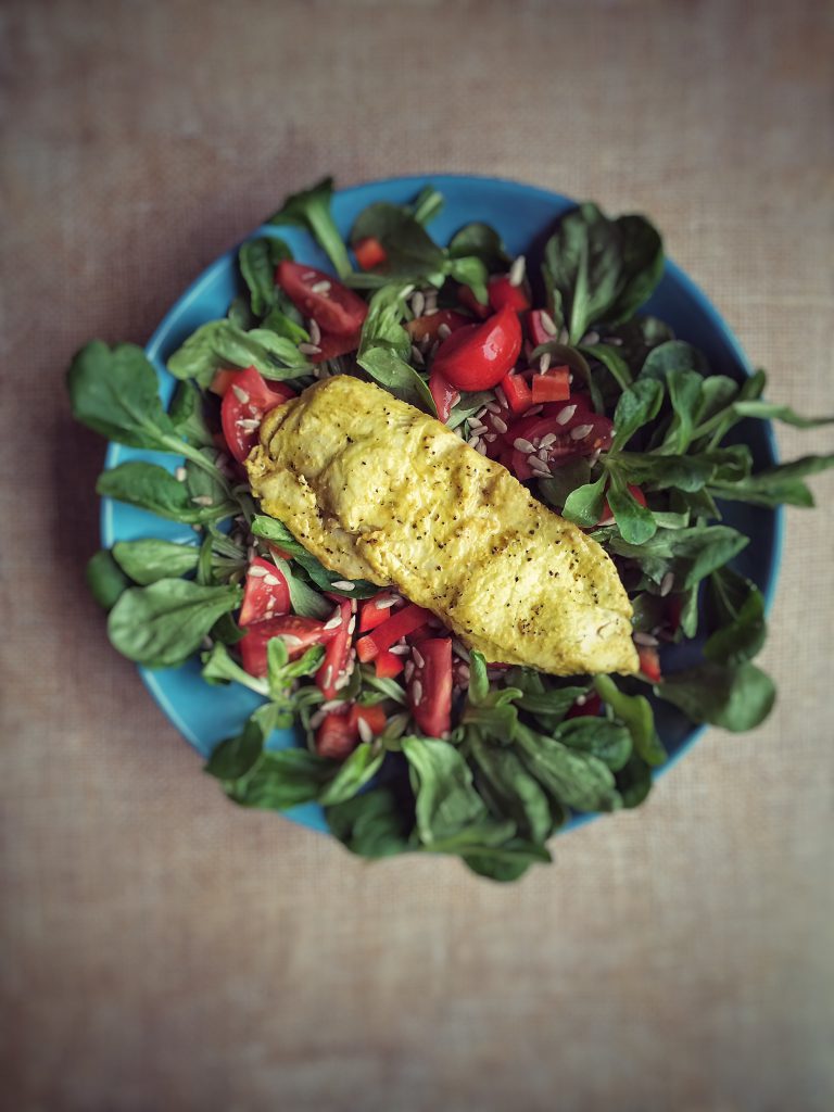 Putensteak mit Feldsalat und Tomaten - Dampfgarer Rezept