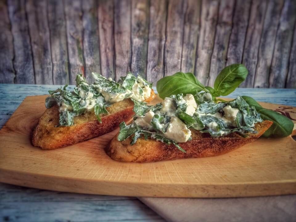 Bruschetta mit Rucola und Feta