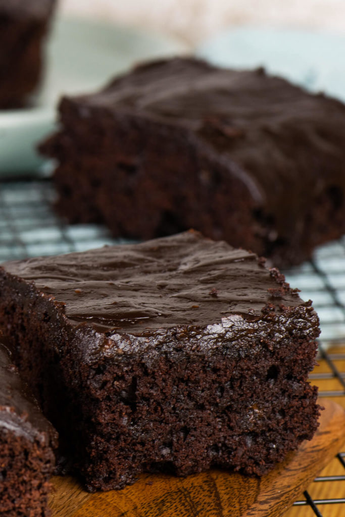 Schokoladen Zucchini Kuchen - saftig, lecker mit cremigem Schokoladen Topping