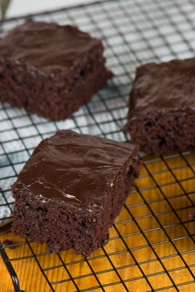 Schokoladen Zucchini Kuchen - saftig, lecker mit cremigem Schokoladen ...