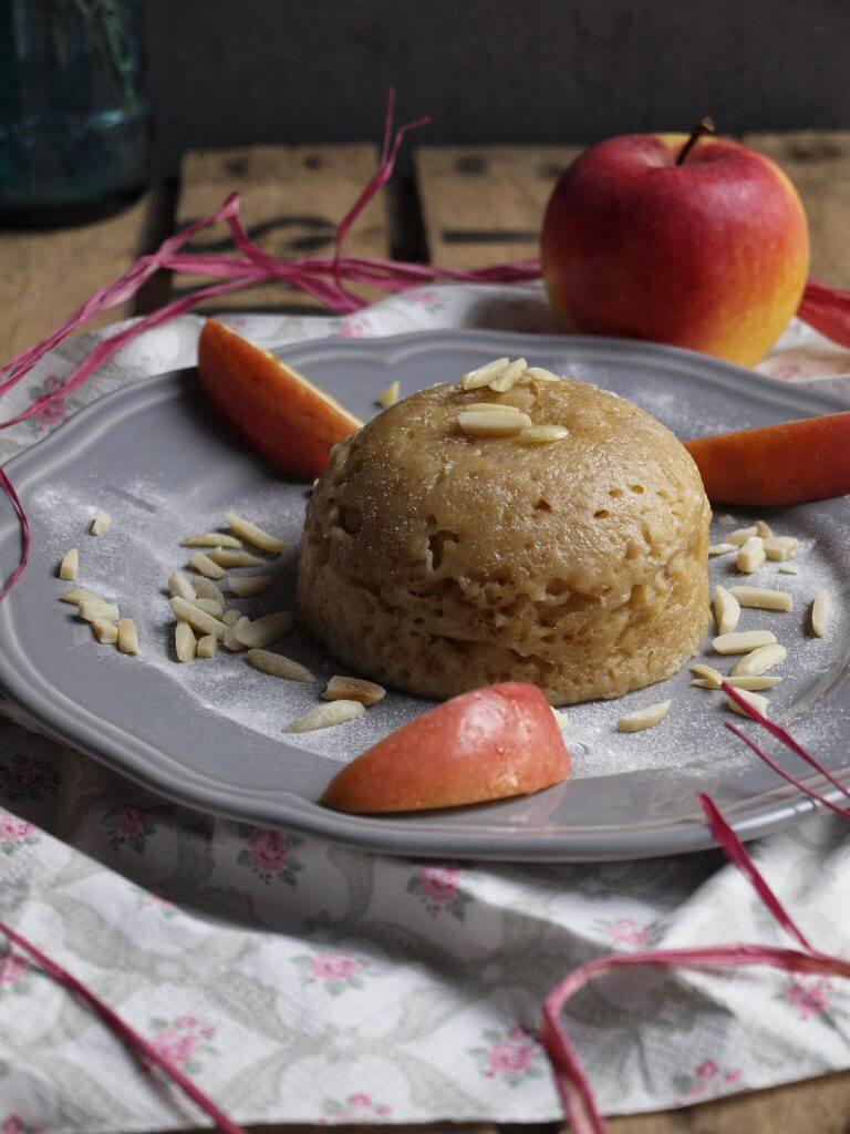 Mikrowellenkuchen - gedrehter Dinkel Apfel Kuchen aus der Mikrowelle