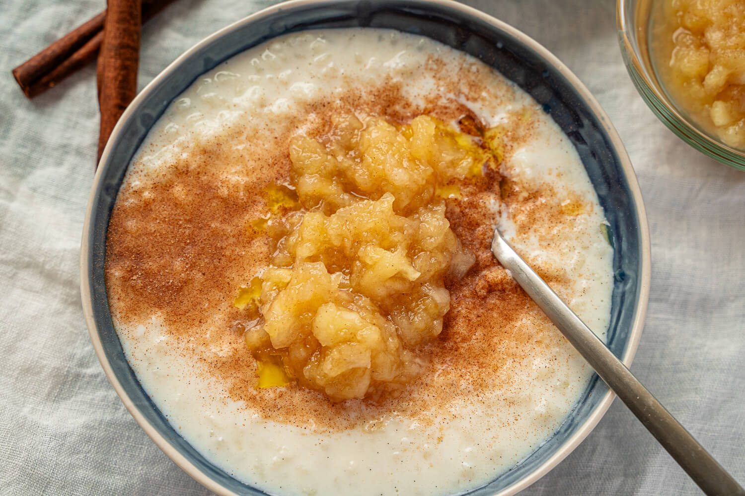 Milchreis mit Apfelmus und Zimt und Zucker - Omas bestes Milchreis Rezept