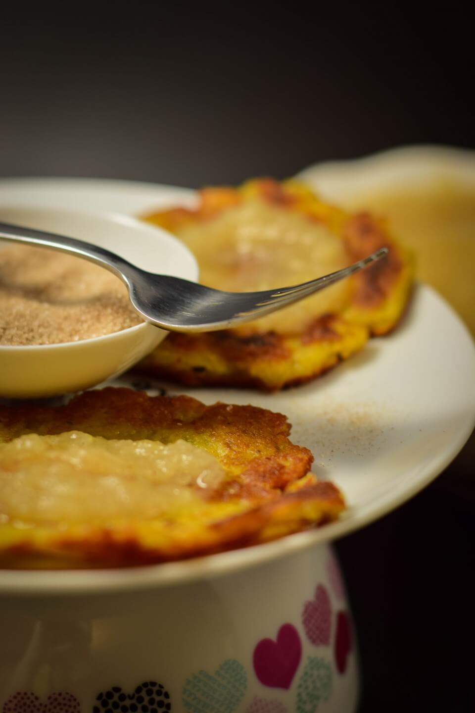 Reibekuchen mit Apfelmus