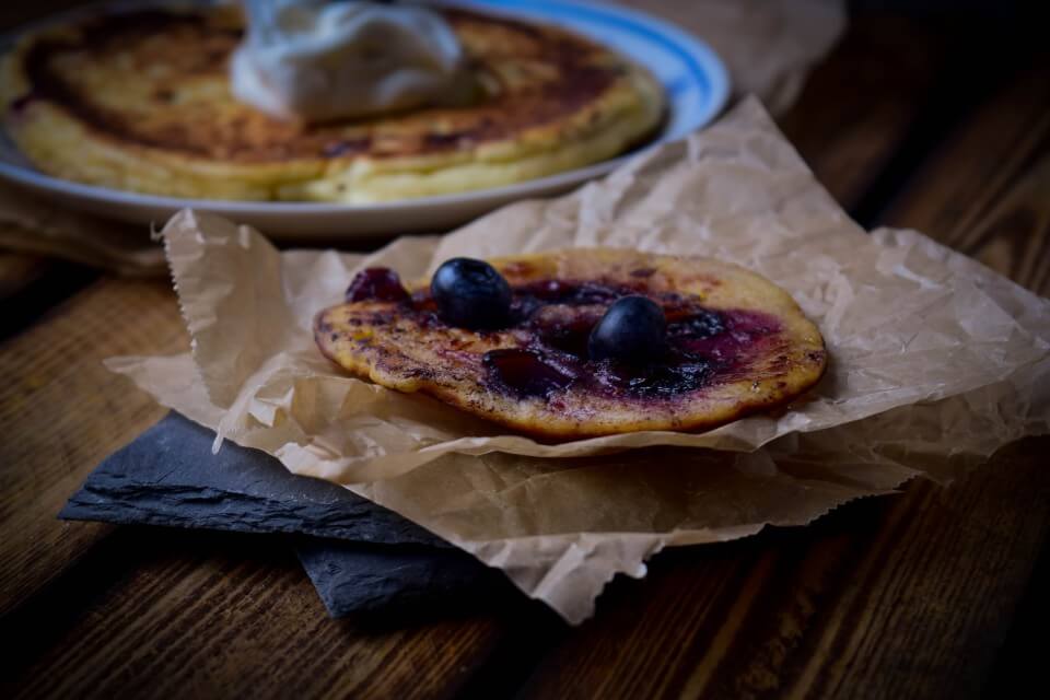 Blaubeer Pancakes und Ahornsirup