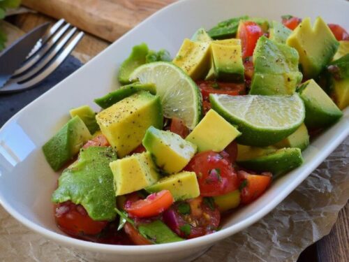 Avocado Tomaten Salat - der perfekte 10 Minuten Sommersalat