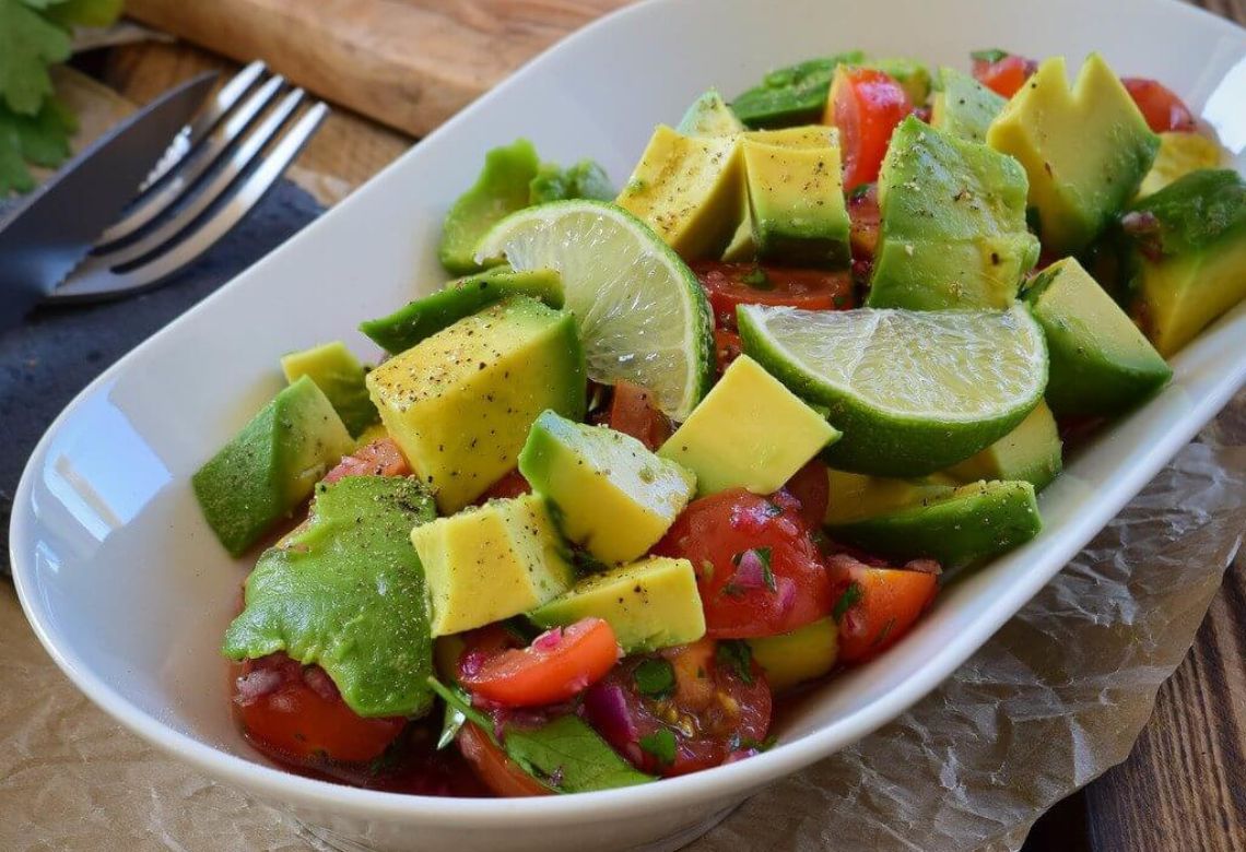 Avocado Tomaten Salat - der perfekte 10 Minuten Sommersalat