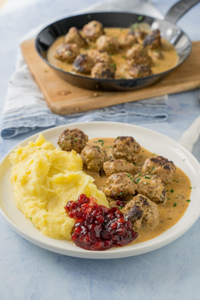 Köttbullar mit Rahmsauce, Kartoffelmus und Preiselbeeren