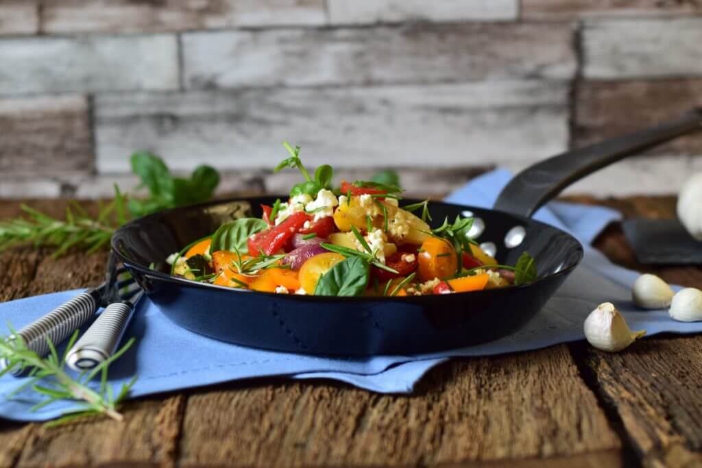 Ofengemüse mit neuen Kartoffeln, Feta und frischen Kräutern