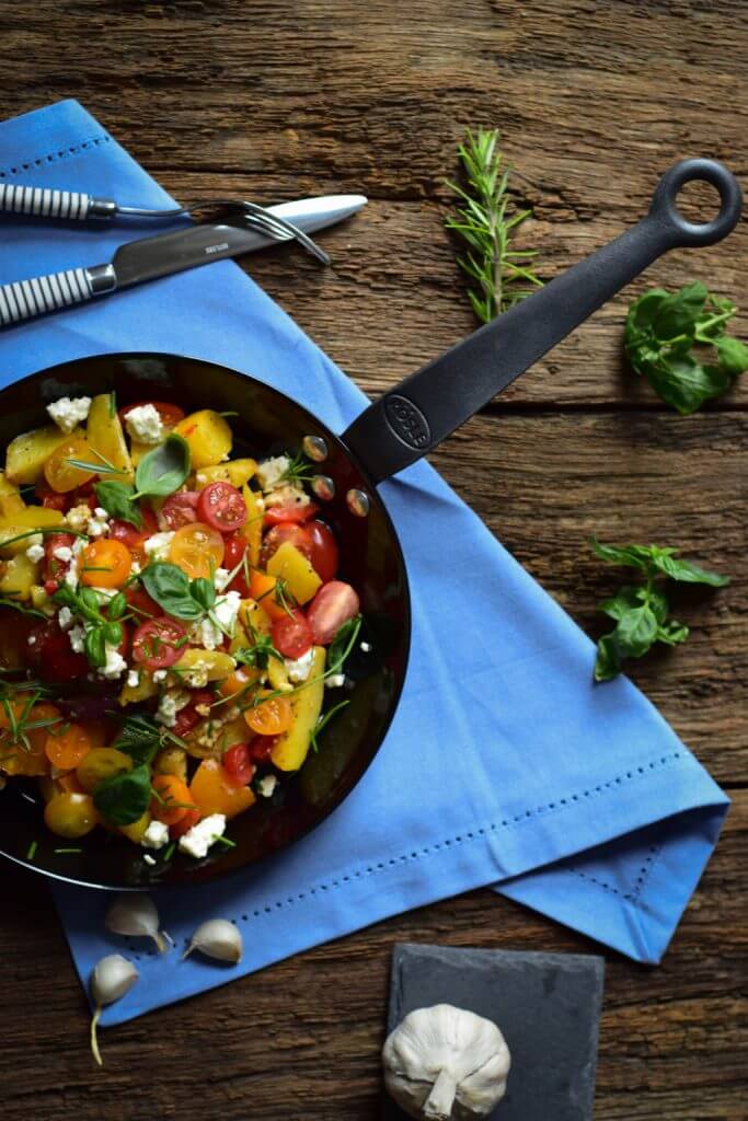 Ofengemüse mit neuen Kartoffeln, Feta und frischen Kräutern