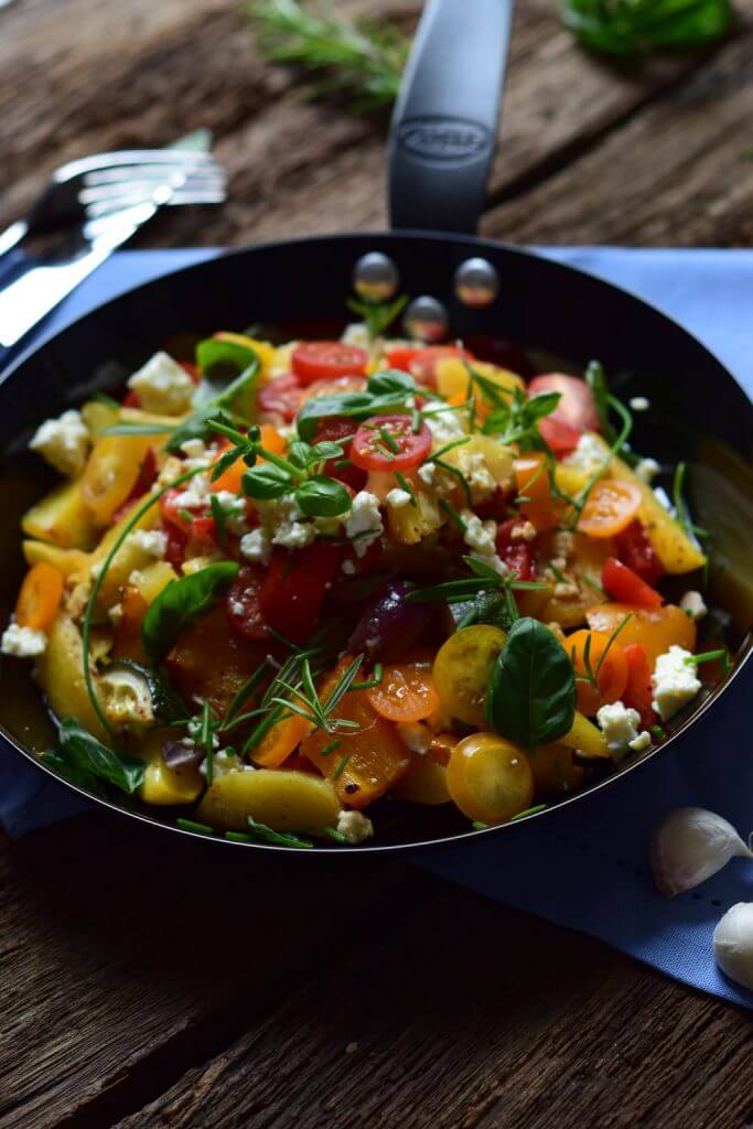 Ofengemüse mit neuen Kartoffeln, Feta und frischen Kräutern