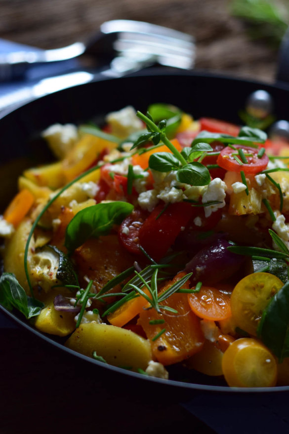 Ofengemüse Mit Neuen Kartoffeln, Feta Und Frischen Kräutern