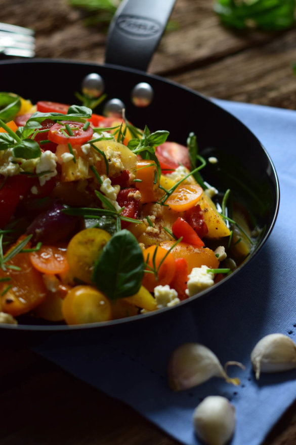 Ofengemüse Mit Neuen Kartoffeln, Feta Und Frischen Kräutern