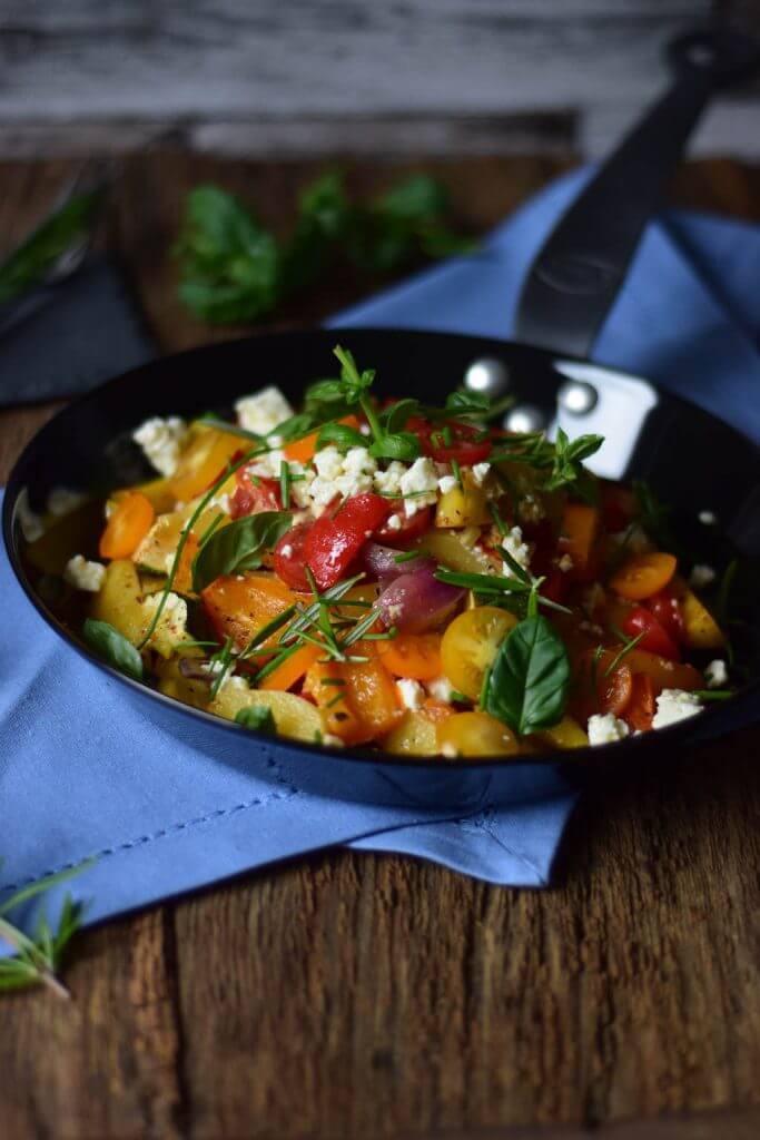 Ofengemüse mit neuen Kartoffeln, Feta und frischen Kräutern