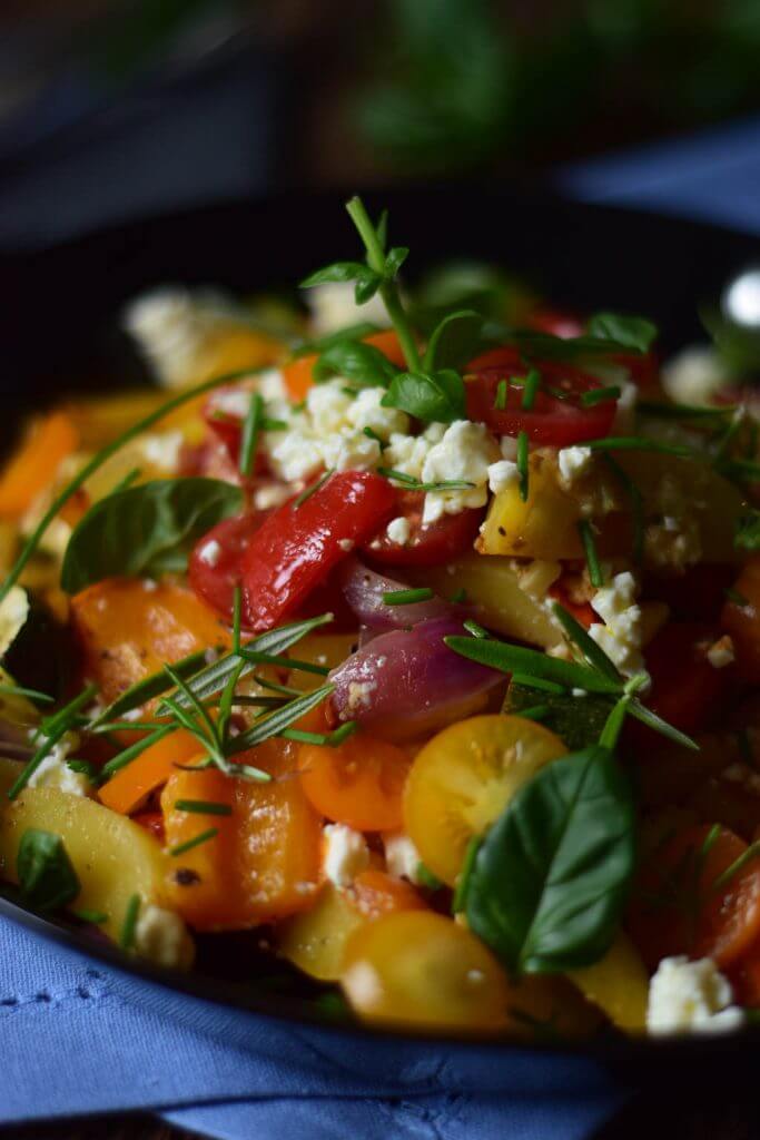 Ofengemüse mit neuen Kartoffeln, Feta und frischen Kräutern