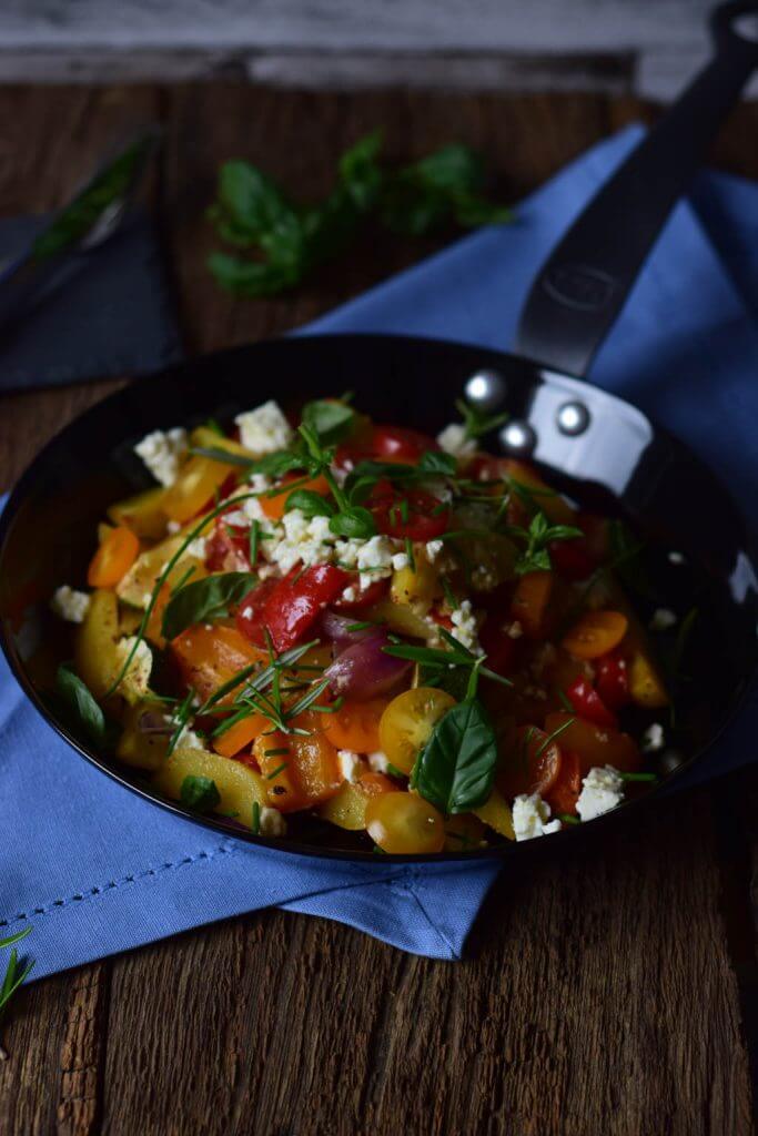 Ofengemüse mit neuen Kartoffeln, Feta und frischen Kräutern