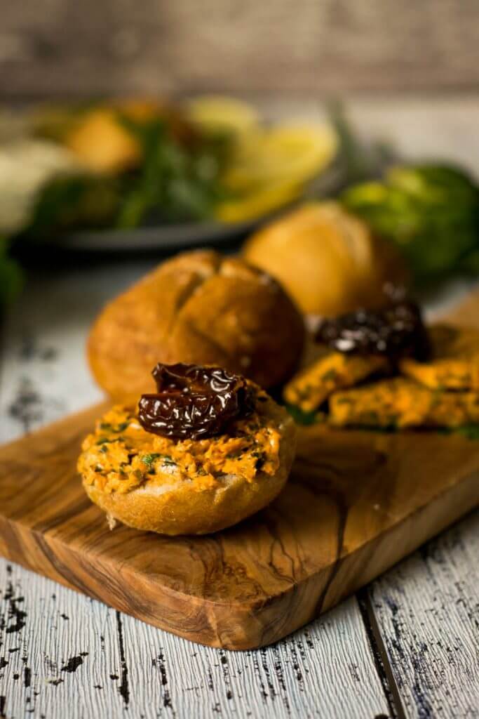 Tomatenbutter mit frischen Kräutern