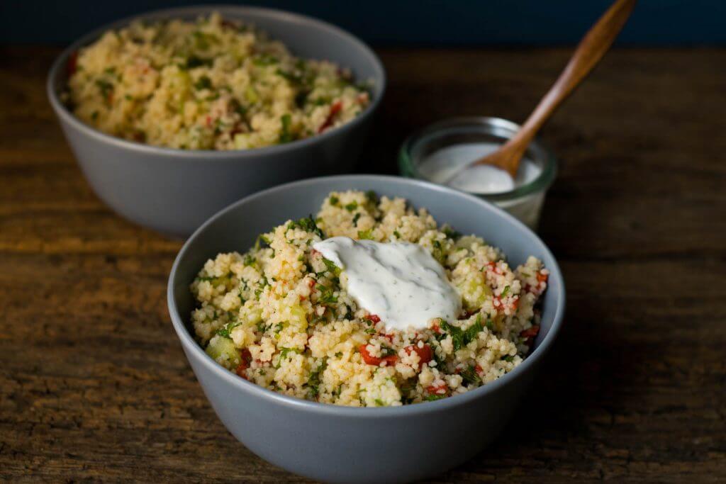 Bunter Couscous Salat mit Röstpaprika und Kräuter Dip