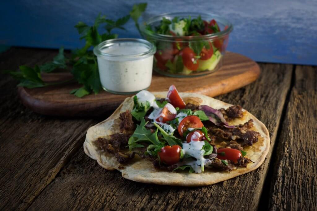 Türkische Pizza mit Hackfleisch und Knobi-Dip