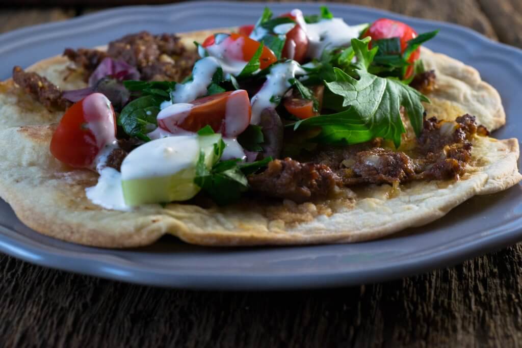 Türkische Pizza mit Hackfleisch und Knobi-Dip