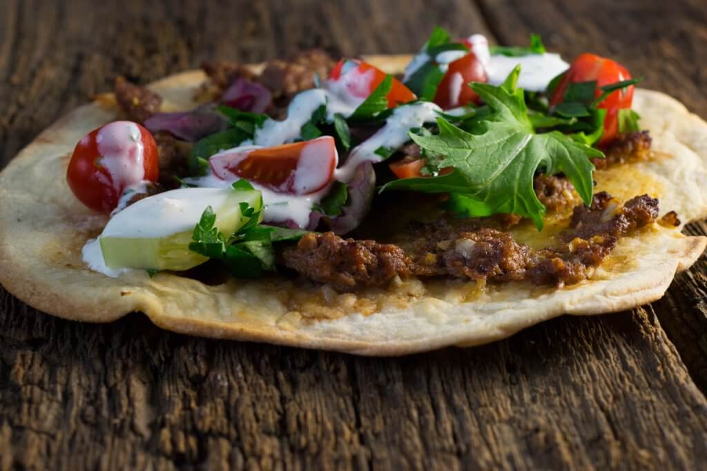 Türkische Pizza mit Hackfleisch und Knobi-Dip