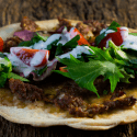 Türkische Pizza mit Hackfleisch und Knoblauch-Dip