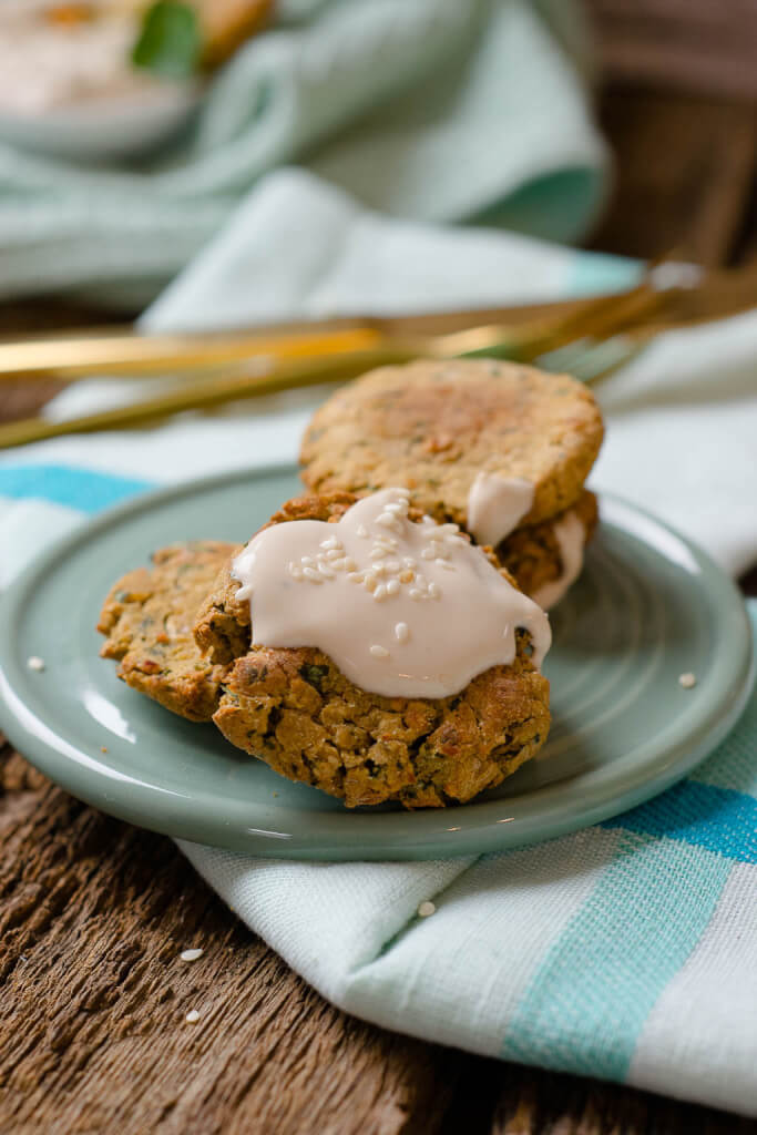 Falafel aus dem Backofen mit Tahini Joghurt Soße