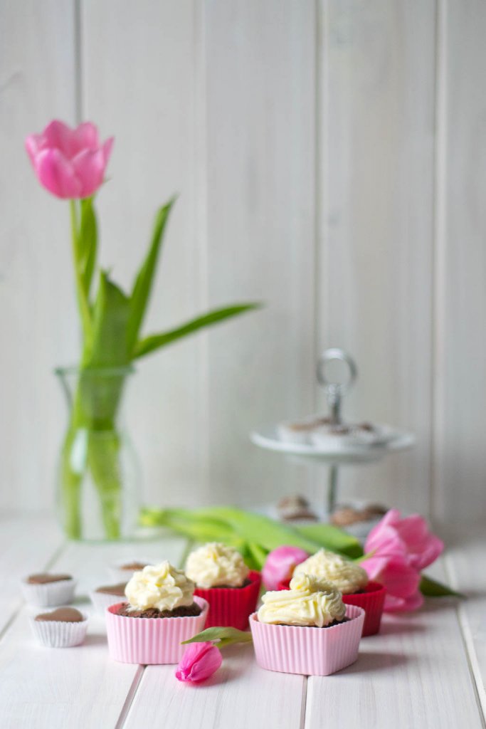 Schoko Cupcakes mit Buttercreme Topping und weißer Schokolade