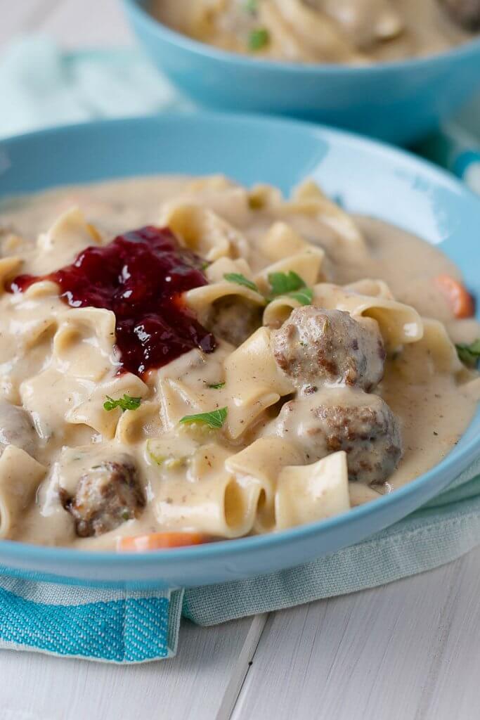 Köttbullar Suppe mit Preiselbeeren und Nudeln