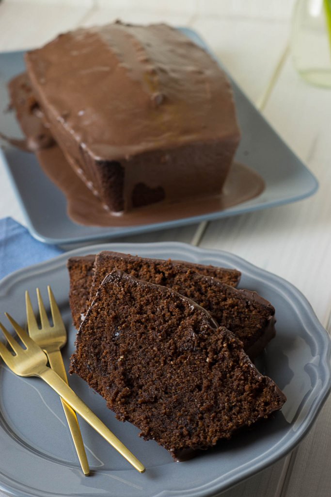 Einfach und lecker, dieser Schokokuchen ist fluffig und saftig