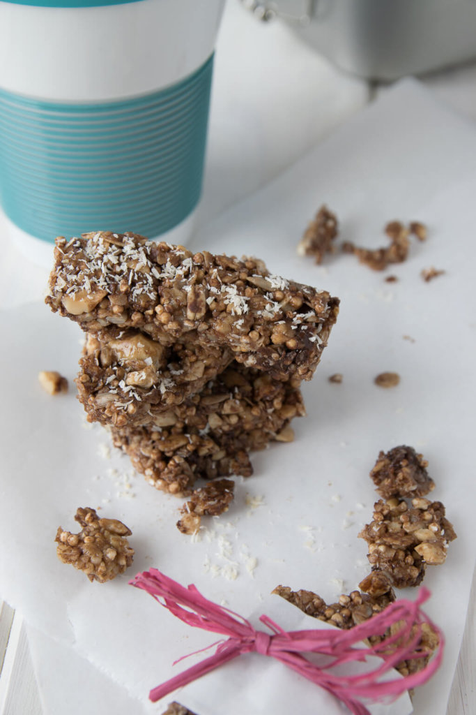 Müsliriegel mit Agavendicksaft, Nüssen und Schokolade