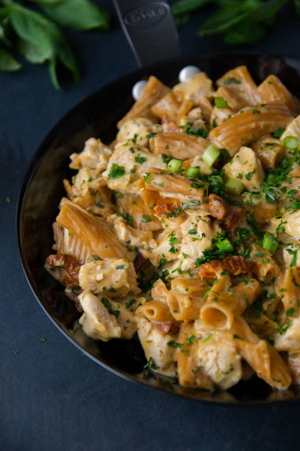 Sommerliche One Pot Pasta mit Hähnchen, Tomaten und Mozzarella