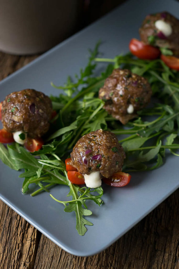 Mit Mozzarella gefüllte Hackbällchen als Fingerfood oder auf Salat - lecker