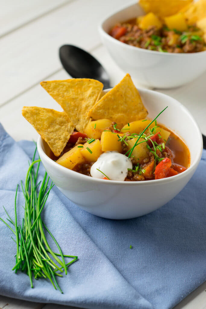 Kartoffel Paprika Hackfleisch Suppe mit Tortilla Chips