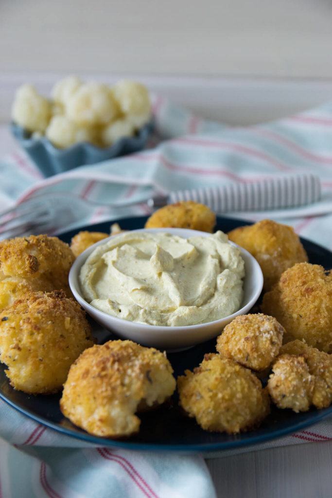 Hammerlecker: Knusprig gebackener Blumenkohl aus dem Backofen mit Currydip