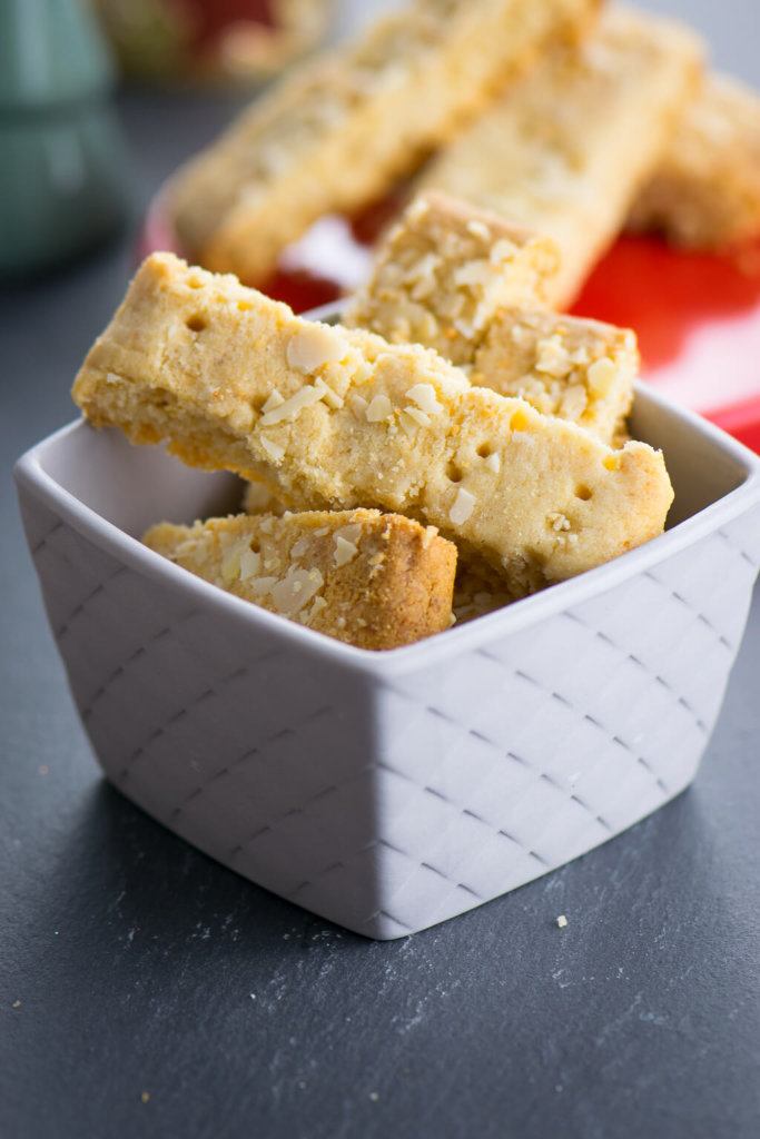 Einfach so super lecker und ganz einfach zu backen. Das Rezept für das Zitronen Marzipan Shortbread musst du unbedingt ausprobieren