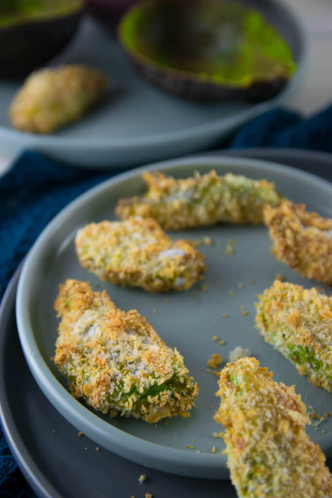 In nur wenigen Minuten sind diese leckeren Avocado Fritten zubereitet - perfekt auch für die Zubereitung im Airfryer