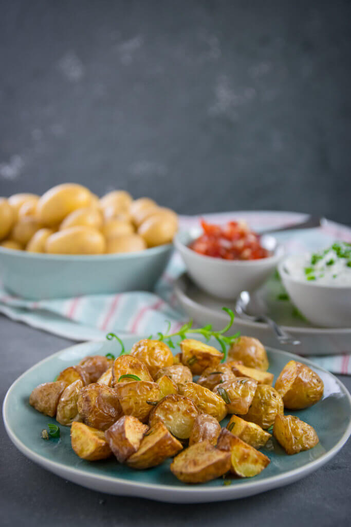 Das perfekte Trio - Rosmarin Kartoffelecken mit Tomaten Salsa und Dip!