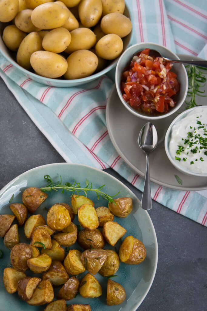 Super leckere Rosmarin Kartoffelecken mit Tomaten Salsa und Dip