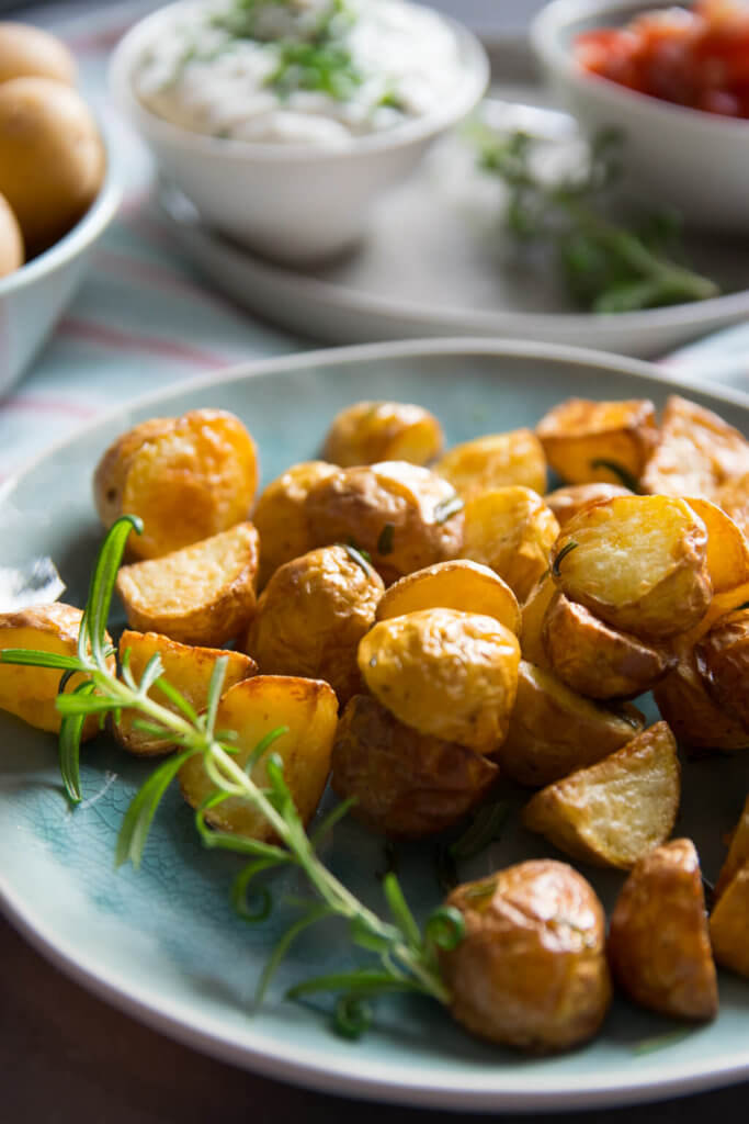 Super leckere Rosmarin Kartoffelecken mit Tomaten Salsa und Dip