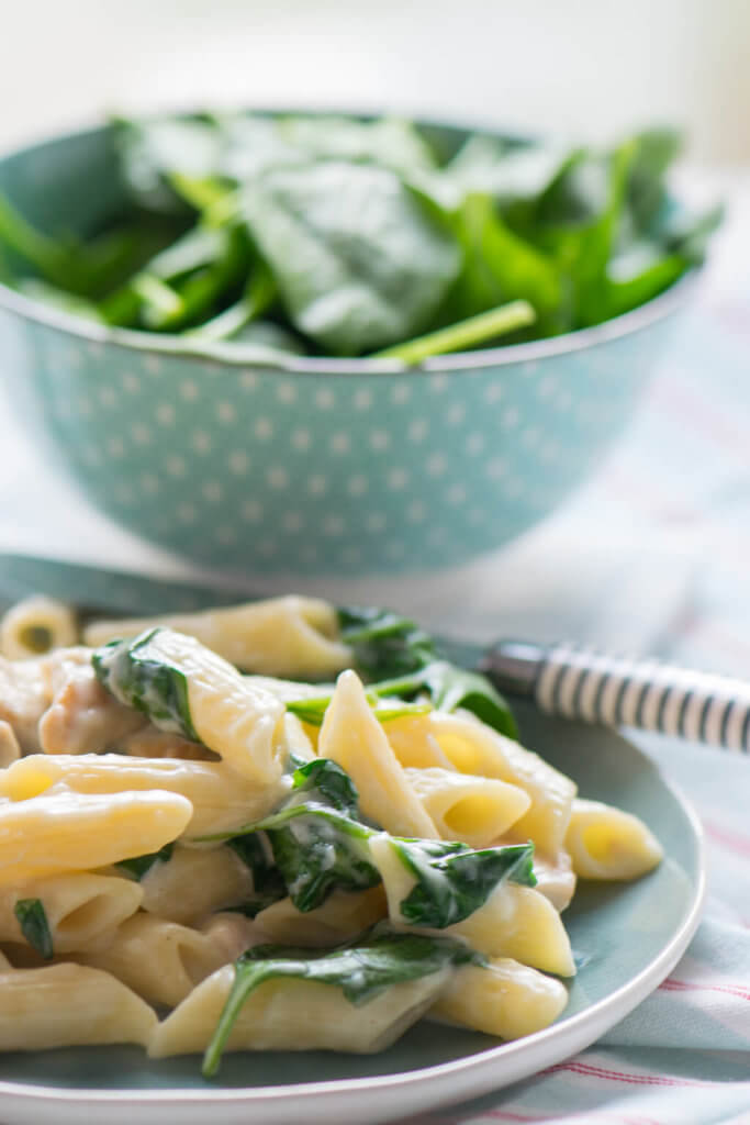 Cremige Knoblauch Pasta mit Spinat und Pute