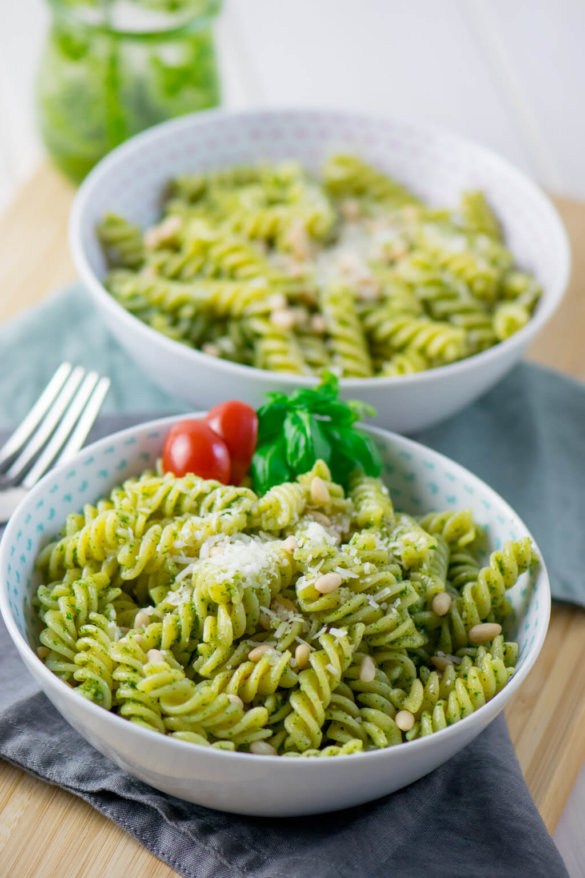 Köstliche Basilikum Pesto Pasta mit nur 4 Zutaten - mega lecker &amp; einfach