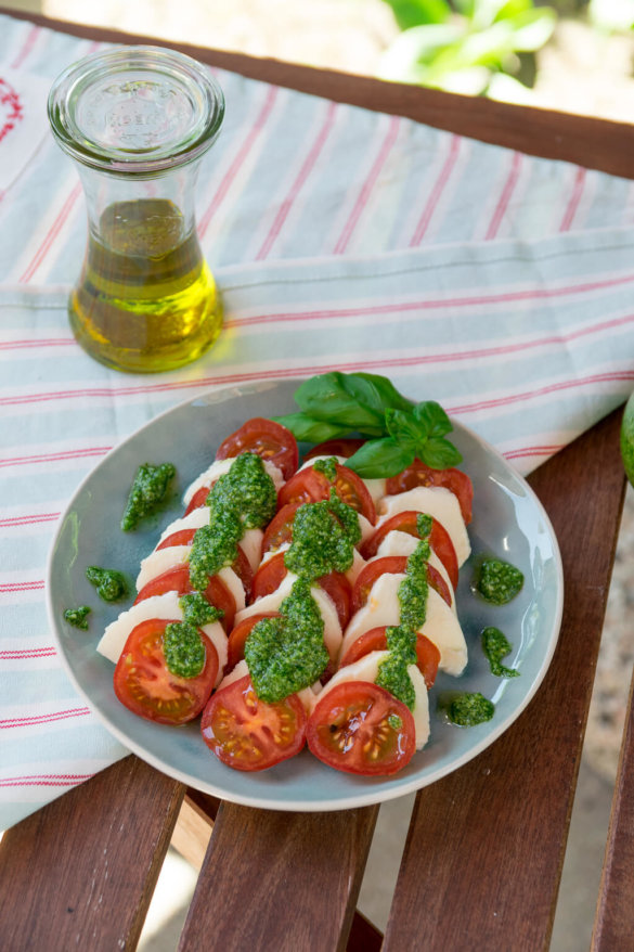 Tomate Mozzarella Salat - so einfach machst du Basilikum Pesto selber