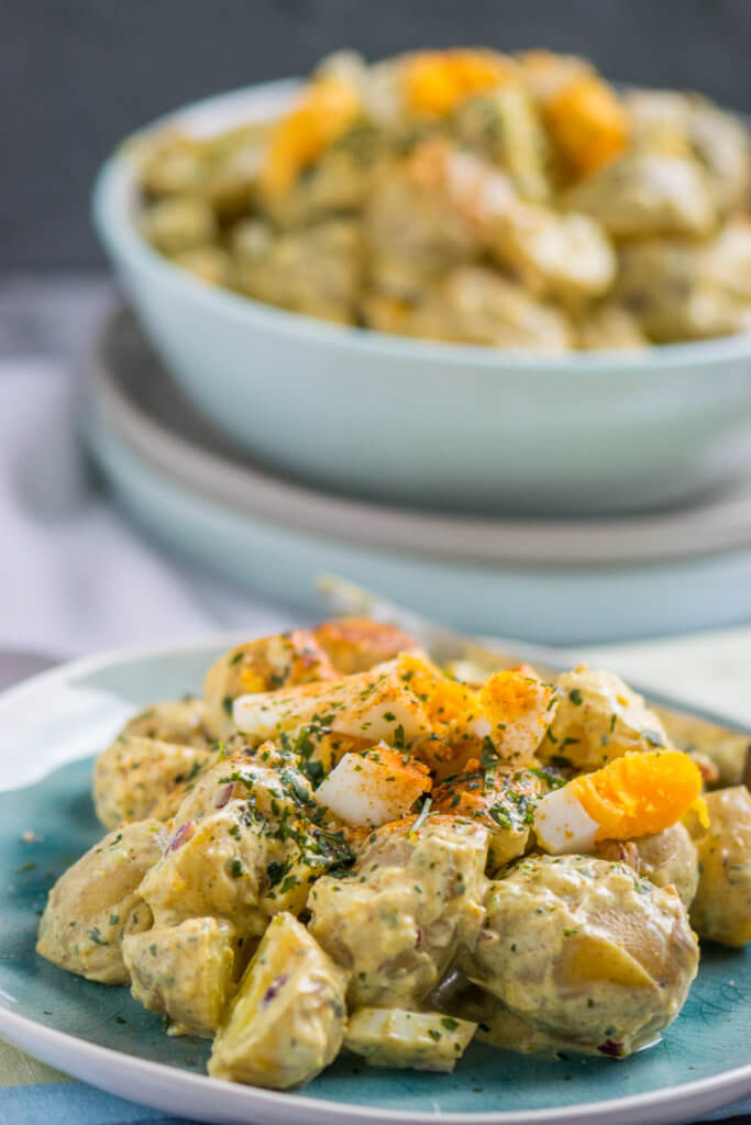 Curry Kartoffelsalat mit Eiern und Joghurt Dressing