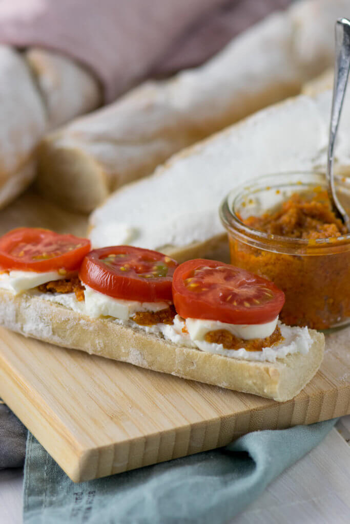 Französisches Baguette mit Tomaten, Mozzarella und Pesto